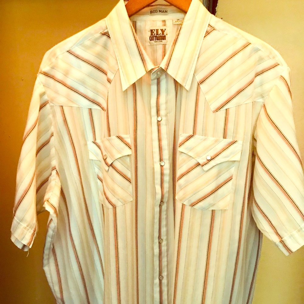 Men’s 2XL Short sleeve button shirt.